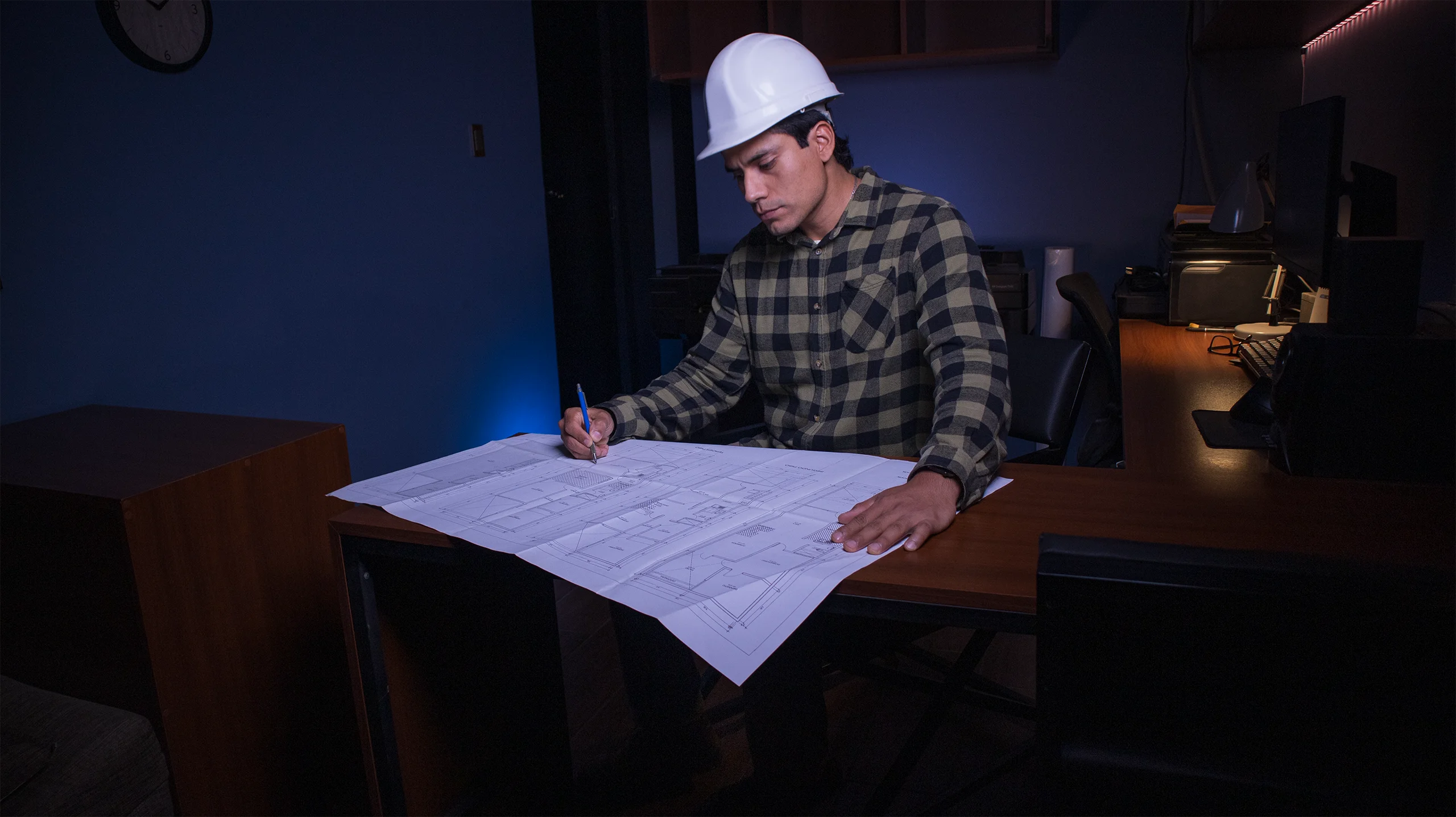 Arquitecto Pierre Gamarra revisando planos de saneamiento predial